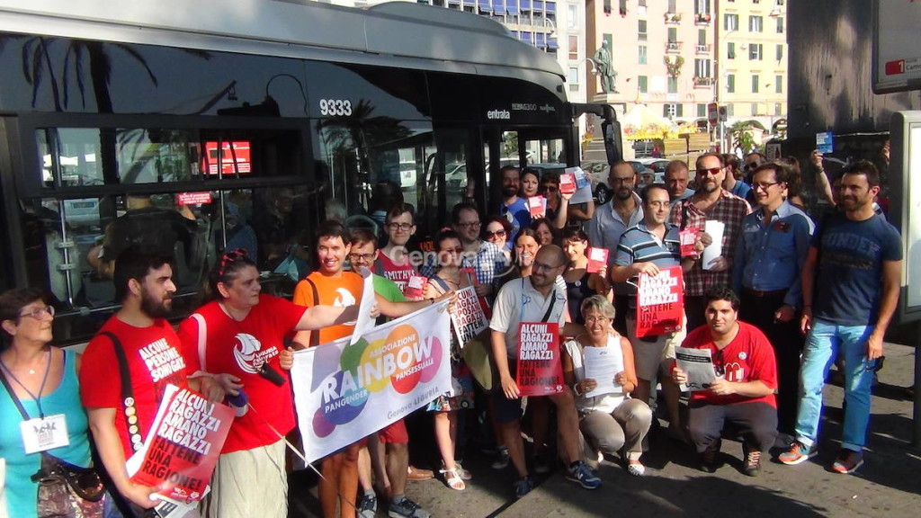 a-genova-manifestazione-sugli-autobus-contro-l-omofobia-296907